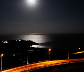日中は青い海を望むニライ橋・カナイ橋も、満月の夜はロマンチックな月へ登る滑走路。